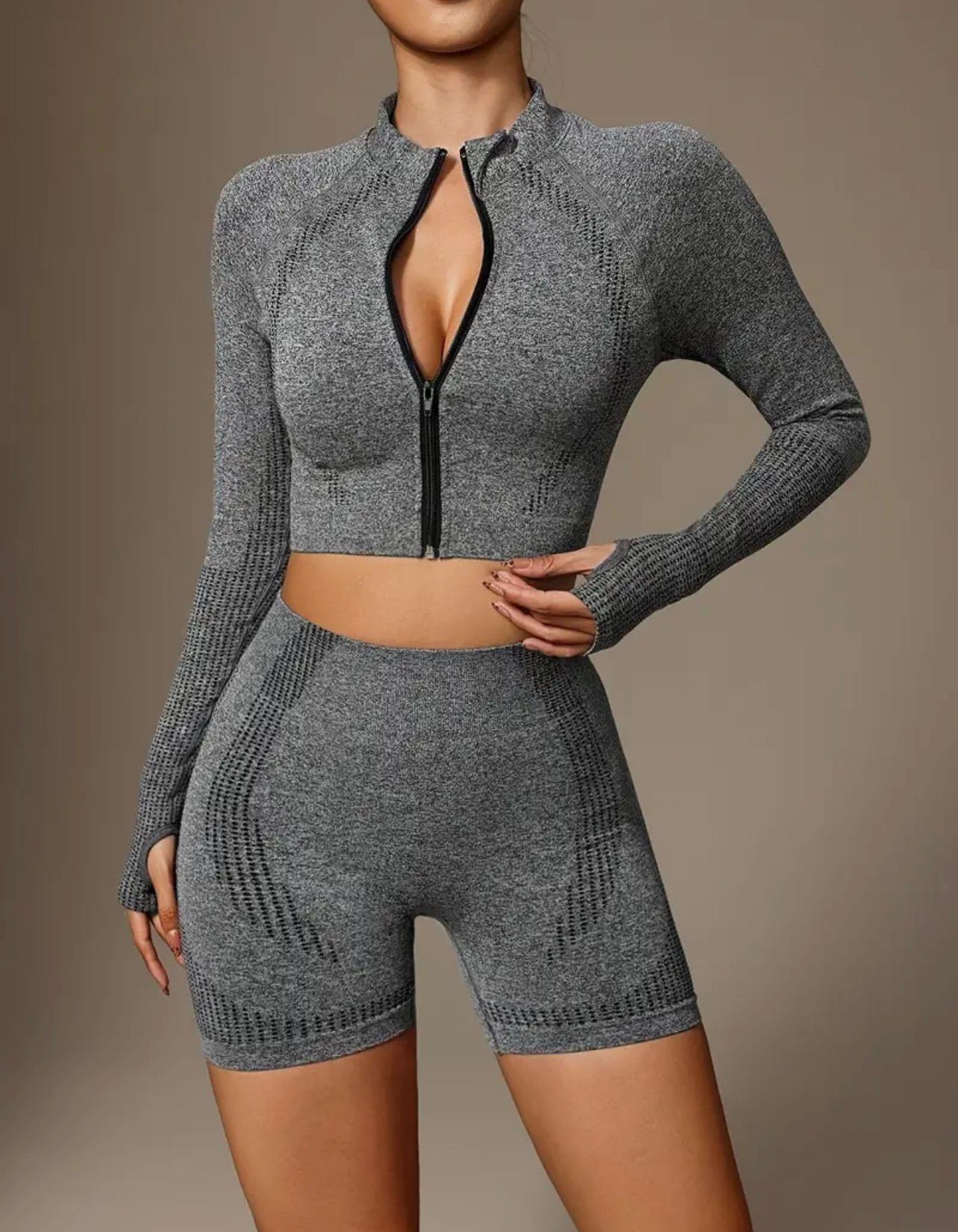 Conjunto top con cierre manga larga y short con frunce levanta gluteos Gris